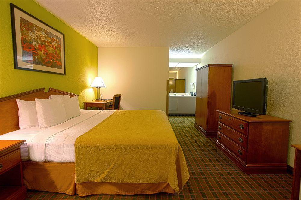 Quality Inn At Arlington Highlands Exterior photo
